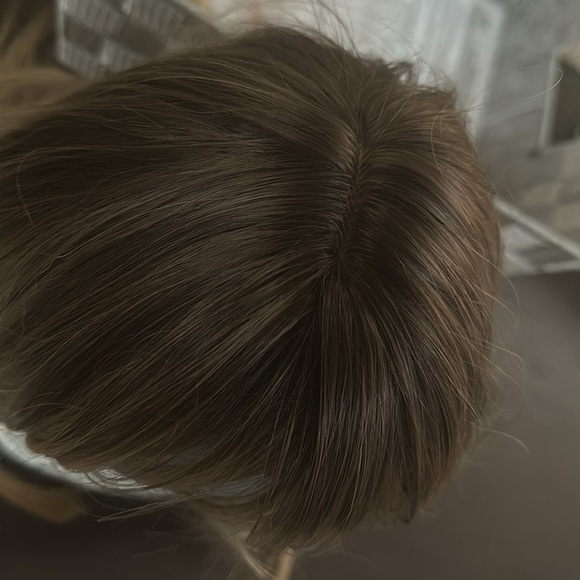 BEAUTIFUL WIG! Dark top of head, blonde throughout. Soft with bangs and layers. - Picture 9 of 9